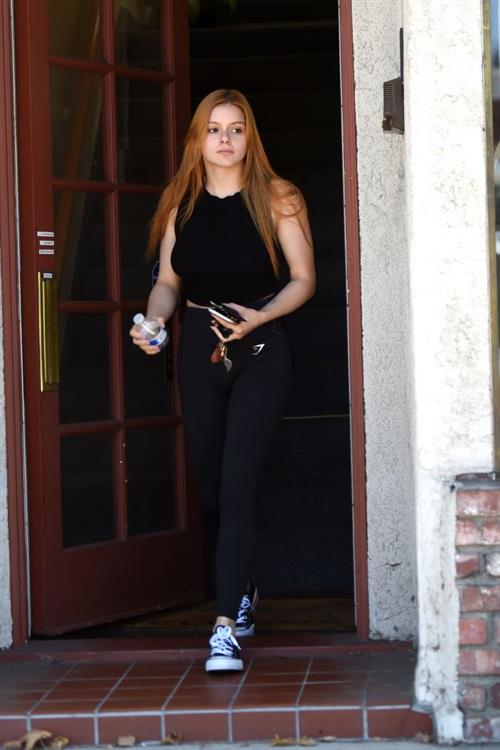 Ariel Winter braless boobs seen by paparazzi in a black top showing her tits pokies.




