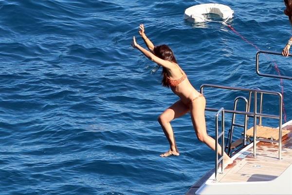 Sara Sampaio sexy ass and cleavage in a thong bikini seen by paparazzi.

