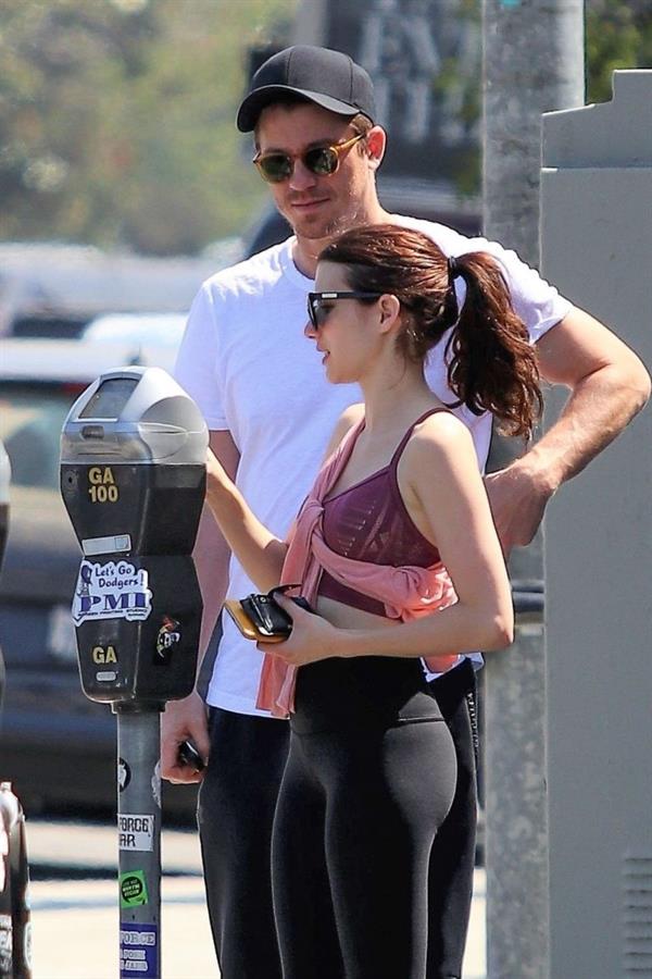 Emma Roberts sexy little ass and thigh gap in tight pants seen by paparazzi with Garrett Hedlund.



