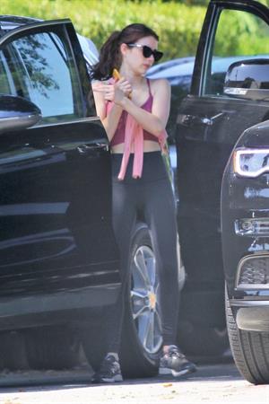 Emma Roberts sexy little ass and thigh gap in tight pants seen by paparazzi with Garrett Hedlund.




