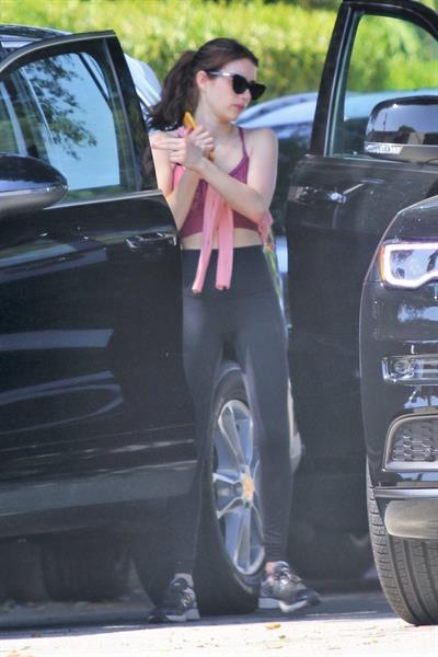 Emma Roberts sexy little ass and thigh gap in tight pants seen by paparazzi with Garrett Hedlund.



