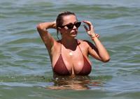 Caroline Vreeland big boobs and sexy ass showing nice cleavage in a thong bikini at the beach seen by paparazzi.


















