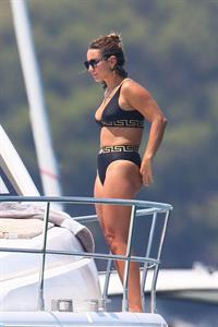 Sam Faiers sexy in a black versace bikini seen by paparazzi showing nice cleavage.






















