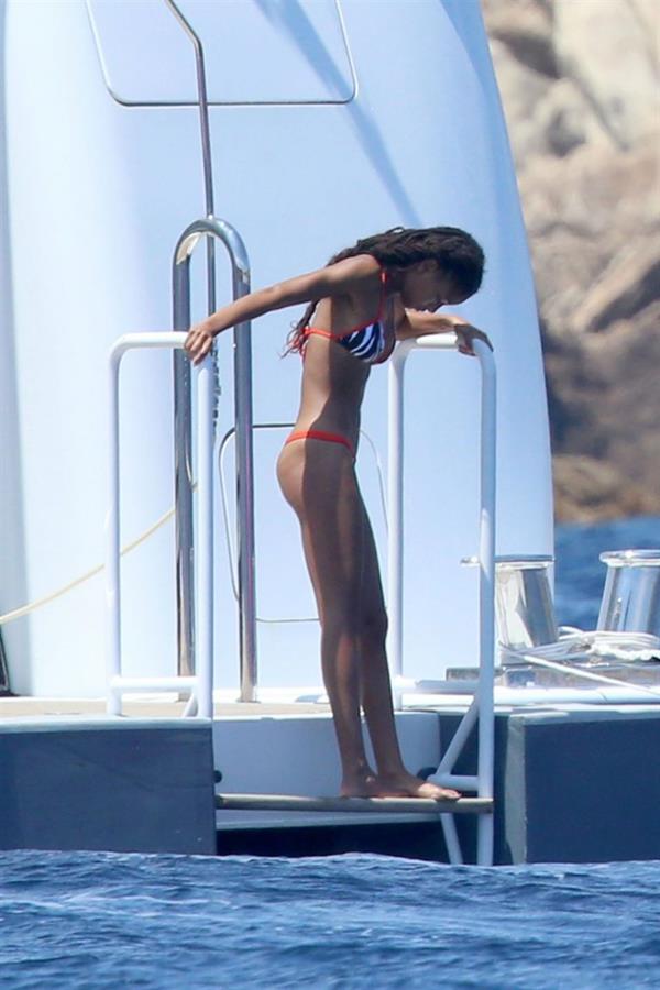 Willow Smith sexy ass in a bikini seen by paparazzi out on the water.






























