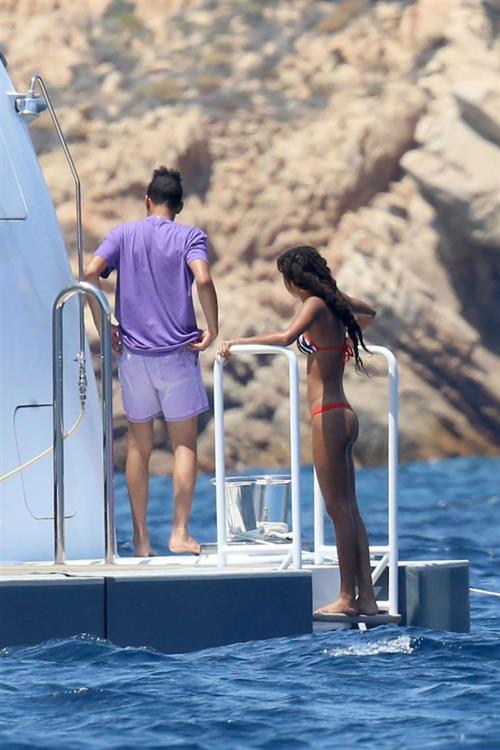 Willow Smith sexy ass in a bikini seen by paparazzi out on the water.






























