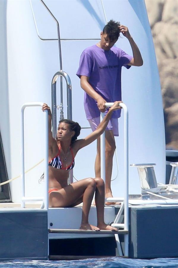 Willow Smith sexy ass in a bikini seen by paparazzi out on the water.






























