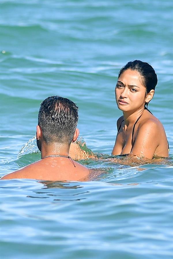 Ambra Gutierrez sexy ass and cleavage in a bikini at the beach seen by paparazzi.





































