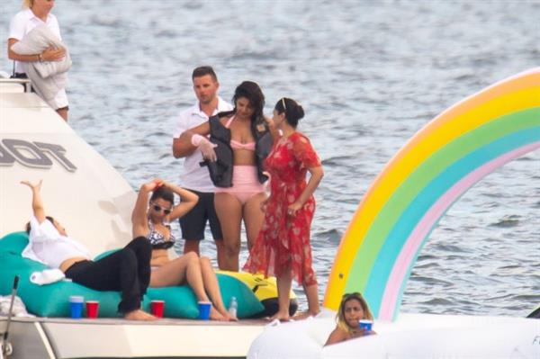 Priyanka Chopra sexy ass in a bikini partying on a yacht seen by paparazzi.










































