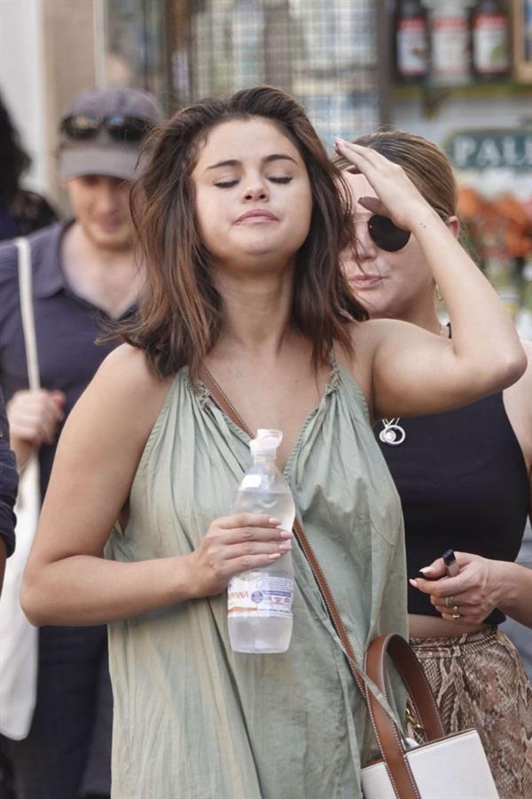 Selena Gomez braless and sexy in a dress seen by paparazzi in Rome.


