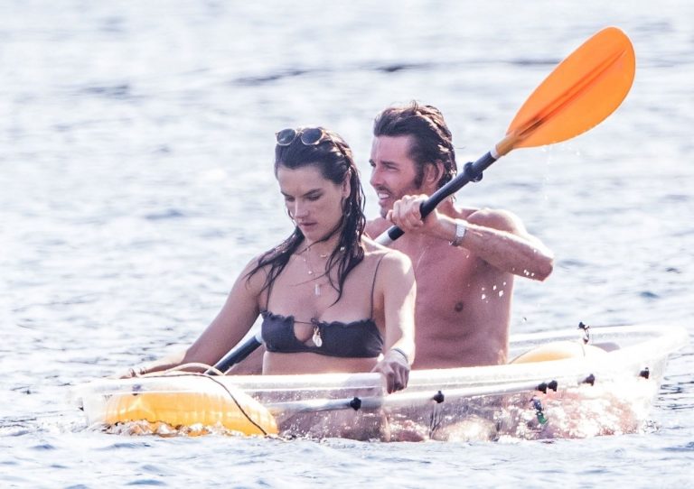 Alessandra Ambrosio sexy at the beach in a thong bikini and flashing her pussy to her boyfriend seen by paparazzi.











