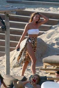 Lorena Rae sexy ass in a white bikini at the beach seen by paparazzi.












