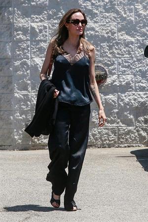 Angelina Jolie braless tits pokies in a black top seen by paparazzi showing her hard nipples.





























