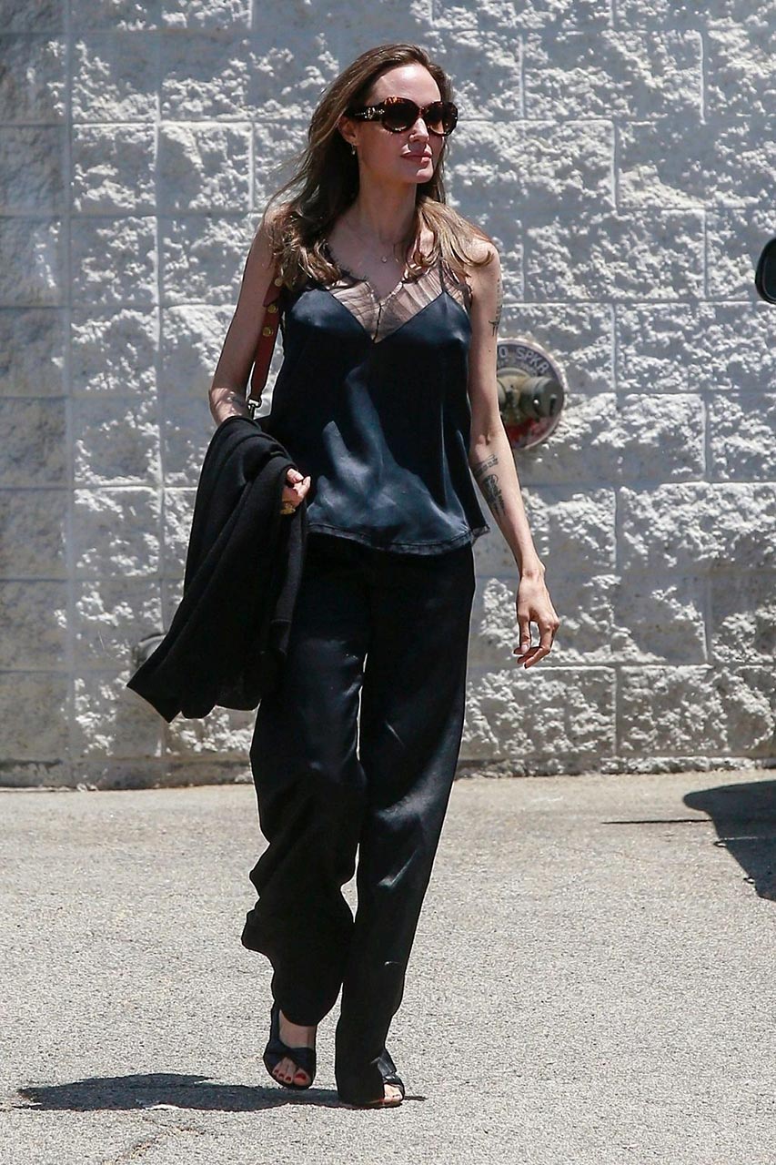 Angelina Jolie braless tits pokies in a black top seen by paparazzi showing her hard nipples.






























