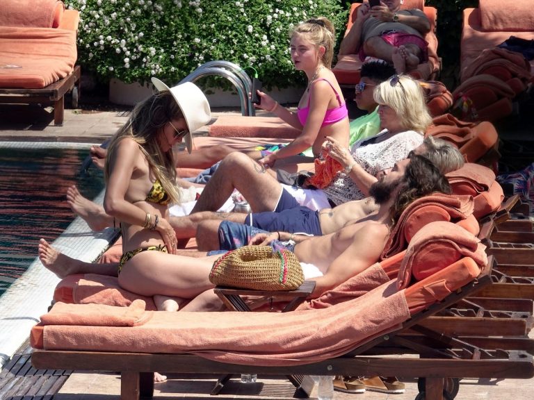 Heidi Klum nip slip in a sexy bikini seen by paparazzi and kissing her husband and flashing her boob.


