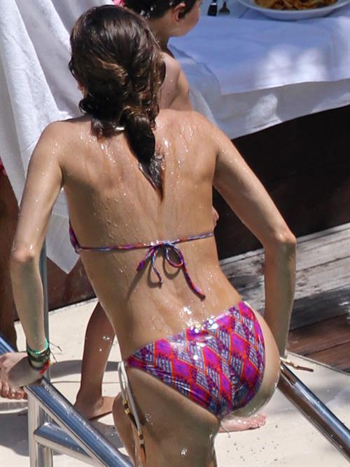 Mélissa Theuriau in a bikini - ass