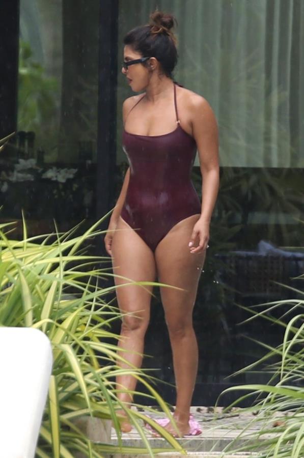 Priyanka Chopra sexy tits in a wet swimsuit seen by paparazzi.






