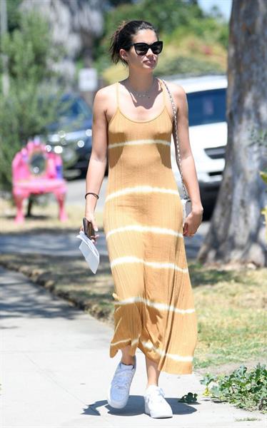 Sara Sampaio braless tits pokies in a dress seen by paparazzi.




