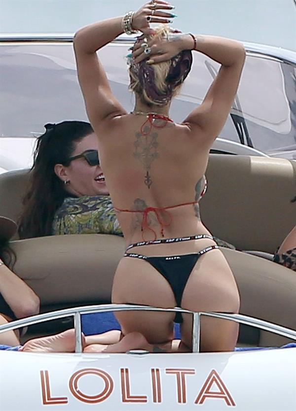 Rita Ora sexy ass in a thong bikini seen by paparazzi.
