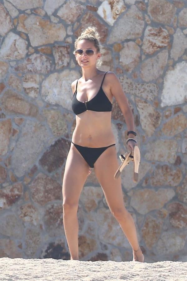 Nicole Richie sexy ass in a bikini at the beach with her daughter seen by paparazzi.












