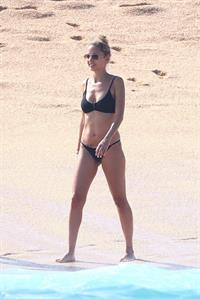 Nicole Richie sexy ass in a bikini at the beach with her daughter seen by paparazzi.












