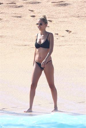 Nicole Richie sexy ass in a bikini at the beach with her daughter seen by paparazzi.












