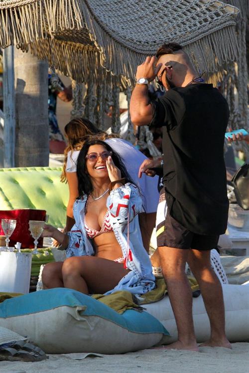Martha Kalifatidis sexy in a bikini showing her ass and nice cleavage seen by paparazzi.






