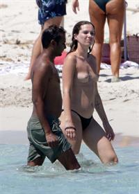 Serena Skov Campbell caught nude by paparazzi with her topless boobs exposed at the beach with her boyfriend Aziz Ansari.








