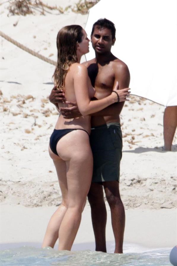 Serena Skov Campbell caught nude by paparazzi with her topless boobs exposed at the beach with her boyfriend Aziz Ansari.








