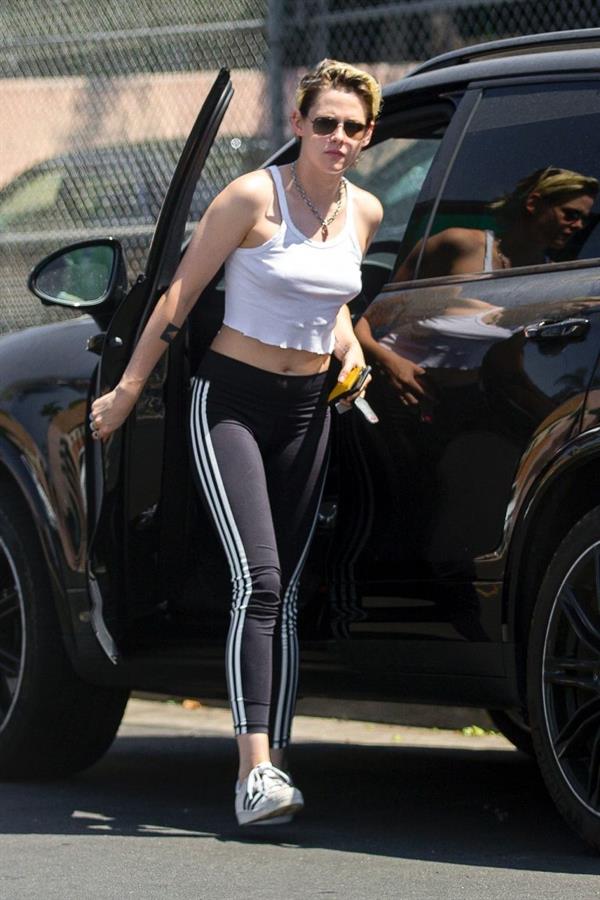 Kristen Stewart braless tits pokies seen by paparazzi in a white top showing off her boobs.










