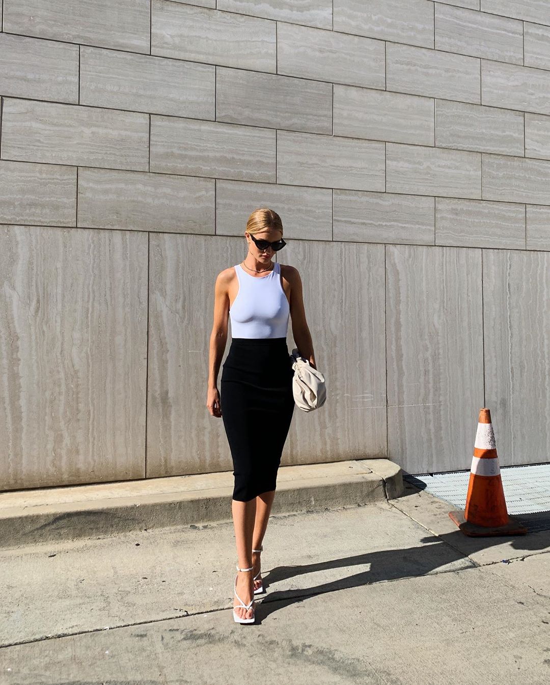 Rosie Huntington-Whiteley braless tits in a tight white top showing off her boobs.


