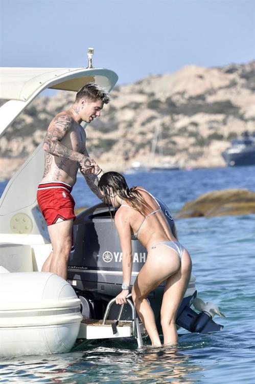 Bella Thorne sexy in a thong bikini drinking and smoking weed out on the water showing off her ass seen by paparazzi.



