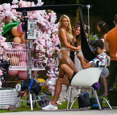 Olivia Attwood sexy ass and boobs showing nice cleavage seen by paparazzi.









