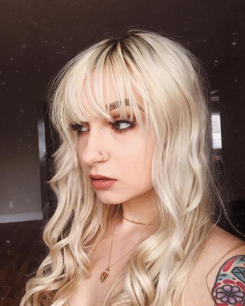 Skye Raae taking a selfie