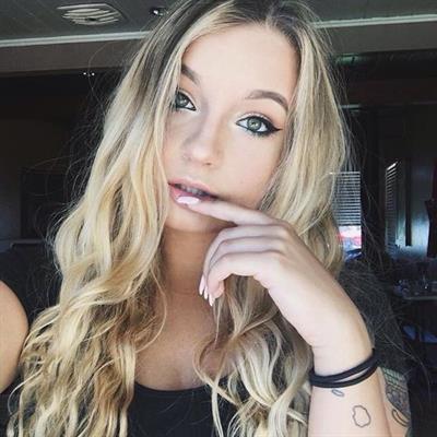 Skye Raae taking a selfie