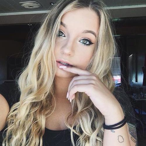 Skye Raae taking a selfie