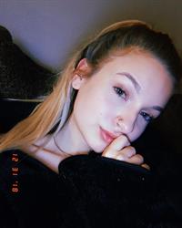 Skye Raae taking a selfie