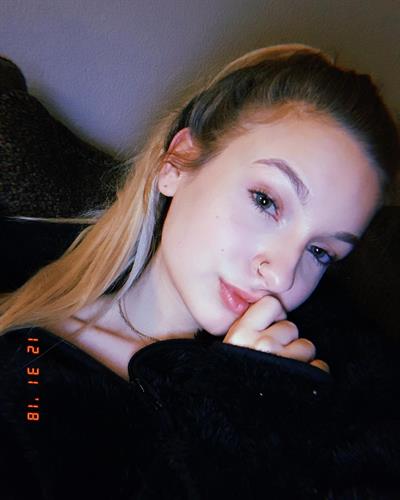 Skye Raae taking a selfie