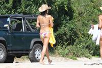 Bethenny Frankel sexy ass in a bikini at the beach showing nice cleavage seen by paparazzi.



















