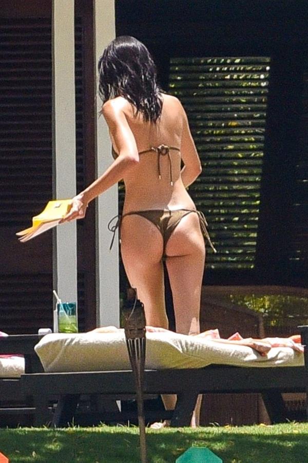 Hailey Baldwin and Kendall Jenner tanning in sexy thong bikinis seen by paparazzi.
























