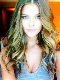 Nina Agdal taking a selfie