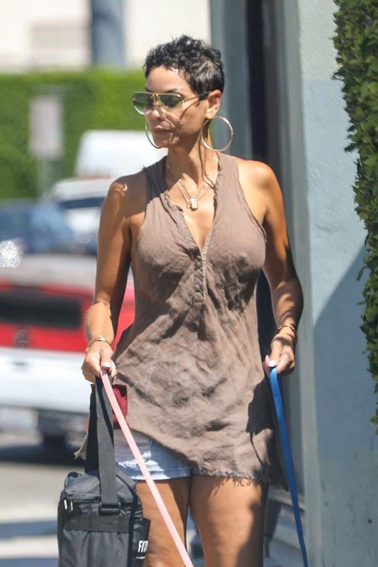 Nicole Murphy braless boobs showing off her tits seen by paparazzi with her  hard nipple pokies.