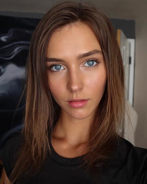 Rachel Cook taking a selfie