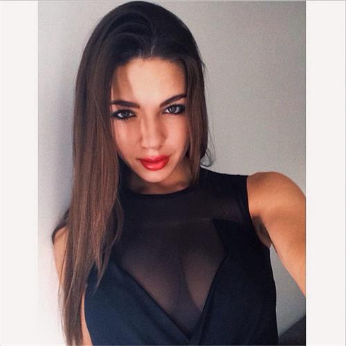 Jessica Ashley taking a selfie