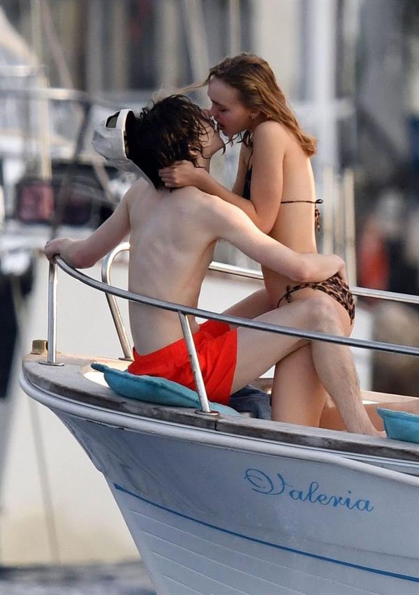 Lily-Rose Depp sexy ass in a little thong bikini making out with Timothee Chalamet on a boat seen by paparazzi.





