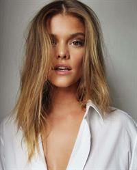 Nina Agdal taking a selfie