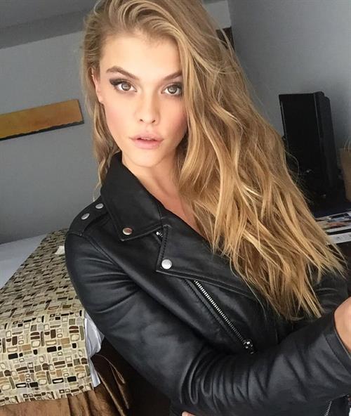 Nina Agdal taking a selfie
