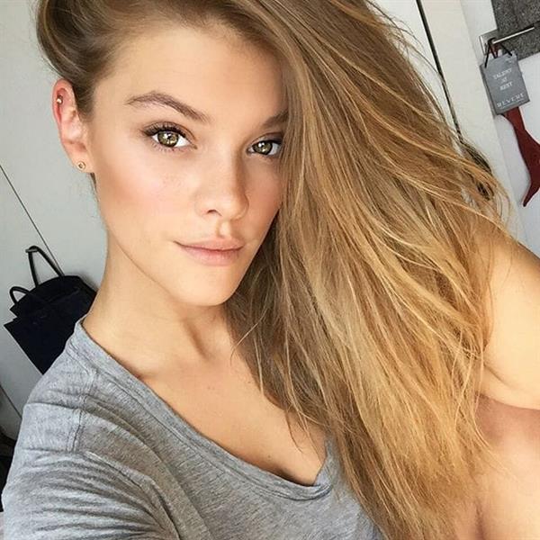 Nina Agdal taking a selfie