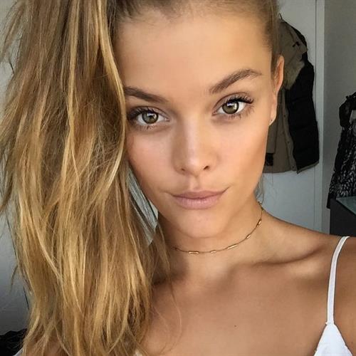 Nina Agdal taking a selfie