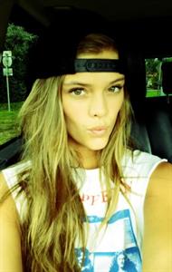 Nina Agdal taking a selfie
