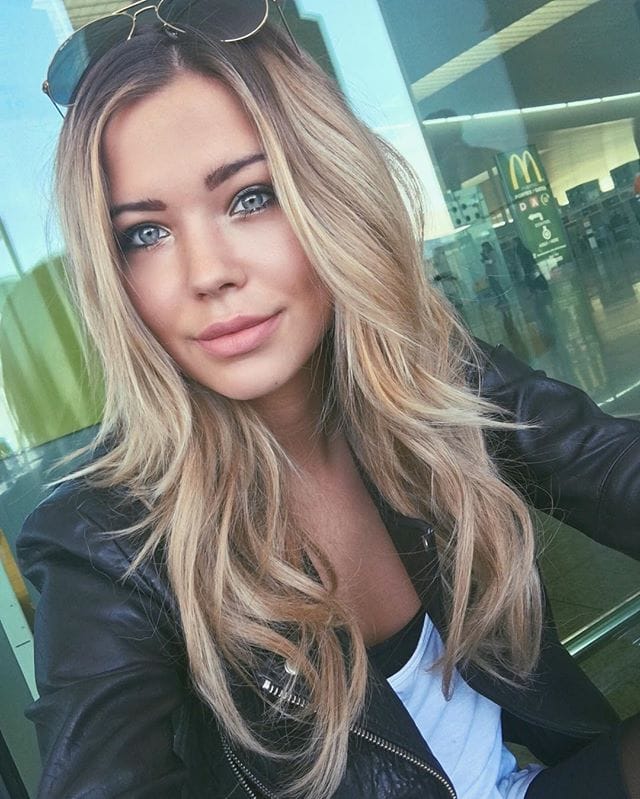 Sandra Kubicka taking a selfie
